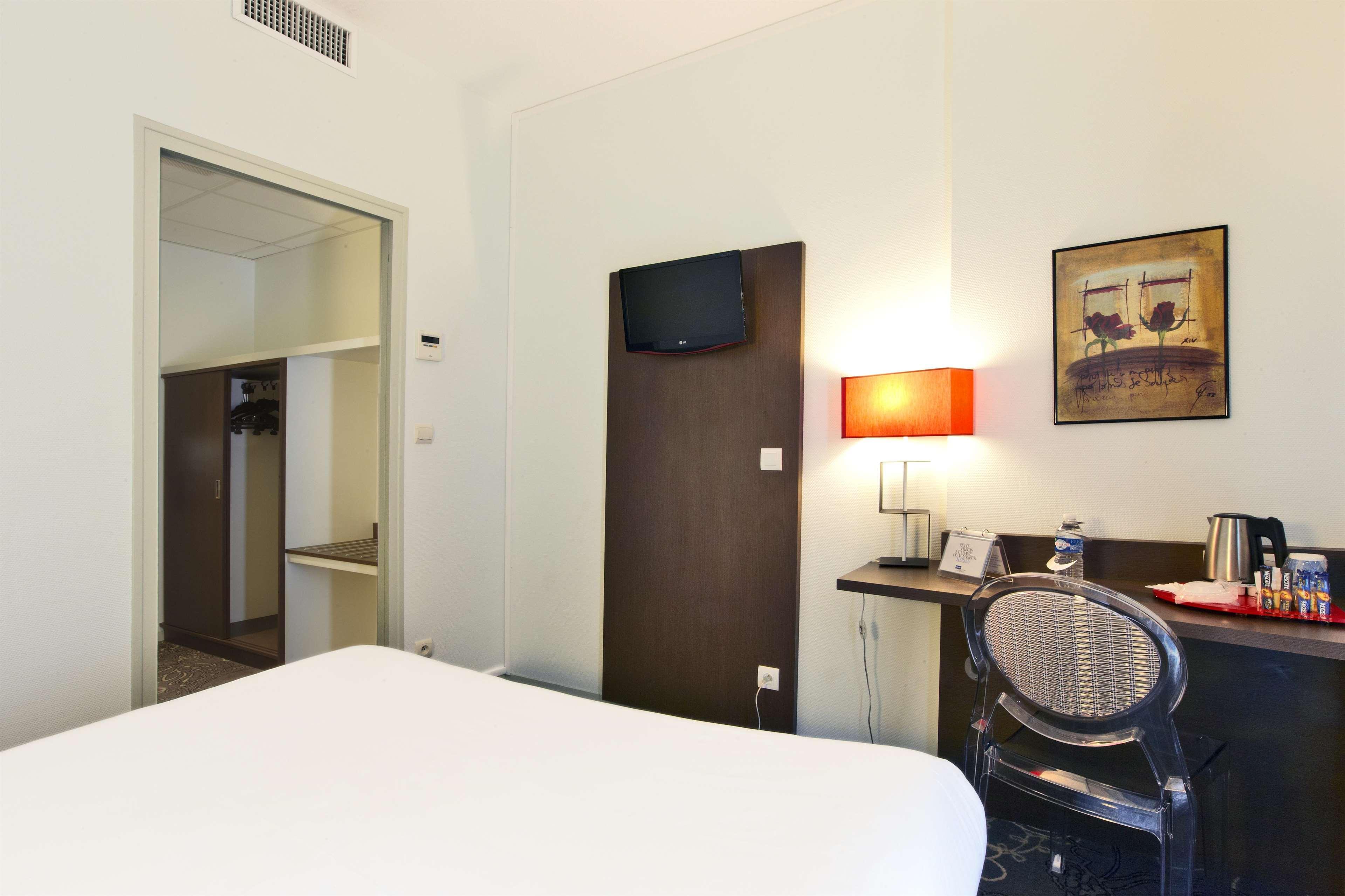 Hotel Kyriad La Rochelle Centre Ville Luaran gambar